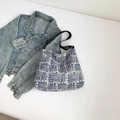 Blaue Hobo-Tasche aus Canvas mit geometrischem Muster und breitem Schultergurt - Blau