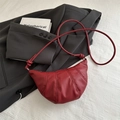 Minimalistische rode halve maan tas van mat leer met gewatteerde plooien en knoopdetail - Rood