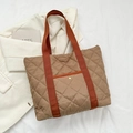 Gesteppte Tragetasche in Khaki mit orangefarbenen Riemen und goldener Knopftasche vorne - Khaki