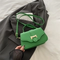 Grass green retro small square bag in textured leather with a golden H-shaped clasp - Green