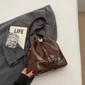 Secchiello chic in pelle verniciata marrone con fibbia a farfalla argento e coulisse - caffè