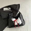 Borsa a tracolla in PU nera con una simpatica toppa a forma di cucciolo di peluche bianco - Nero