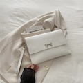 Minimalistische weiße Umschlag-Clutch mit silberner Schleife und Handschlaufe - Weiß