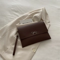 Dunkelbraune Briefumschlag-Clutch mit silberner Schleife und abnehmbarer Schlaufe - Braun