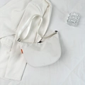 Minimalistische witte nylon halve maantas met oranje label op een witte blazer - Wit