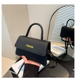 Detail der schwarzen Handtasche aus Narbenleder mit gelbem FASHION-Schriftzug - Schwarz