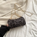 Graue Abendtasche mit Leopardenmuster, goldenem Griff und funkelndem Strass-Verschluss - Schwarz