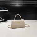 Piccola borsa quadrata color crema con texture litchi e dettagli in metallo dorato - Bianco