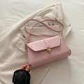Elegante borsa a tracolla rosa pallido con fibbia a doppio anello dorata e cinturino - Rosa