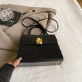 Sac à main noir texture crocodile avec boucle dorée et bandoulière amovible - Noir