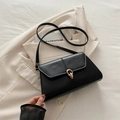 Borsa sottobraccio nera con fibbia dorata e tracolla regolabile per un look elegante - Nero