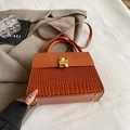 Sac à main orange caramel aspect crocodile avec fermoir géométrique doré et bandoulière - Marron