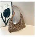 Dettaglio della borsa a spalla leopardata con tracolla in pelle marrone e tessuto tela - Marrone