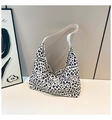 Dettaglio della borsa tote in tela leopardata con spalline larghe e apertura spaziosa - Bianco