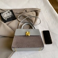 Sac à main en cuir gris et taupe à motif crocodile avec des boucles dorées - Gris