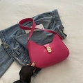 Bolso medialuna fucsia retro con cierre de giro dorado y acabado de piel sintética - rosa intenso
