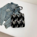 Sac fourre-tout noir avec broderie ondulée colorée et une veste en jean bleu clair - Noir