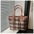 Detalle del bolso tote a cuadros rosas con asas de cuero y borlas decorativas de cuero - Rosa