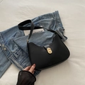Bolso chic de media luna negra con hebilla de metal dorado y correa de cuero ajustable - Negro