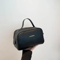 Schwarze Handtasche mit Litschi-Struktur, Goldaufdruck und robustem Tragegriff - Schwarz