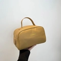 Schicke senfgelbe Handtasche aus Leder mit Litschimuster, Logo und Tragegriff - Khaki