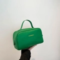Grüne Handtasche mit Litschi-Textur, goldenem Logo und Tragegriff in kompakter Größe - Grün