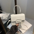Elegante borsa a tracolla bianca con fibbia decorativa e cinturino rimovibile su uno specchio - Bianco