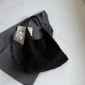 Bolso tote minimalista de ante negro con gran capacidad para un entorno de oficina elegante - Negro
