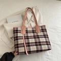 Bolso tote de lona a cuadros rosas y marrones con correas de cuero y estilo moderno - Rosa