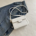 Sac à bandoulière en similicuir blanc avec motif crocodile et accents dorés - Blanc