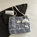 Borsa tote in maglia a righe blu e bianche con tracolla in pelle e ciondolo nuvola - Blu con Ciondolo