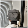 Detail der grauen Polka-Dot Canvas Tasche mit weißem Schultergurt und kleiner Klappentasche - Grau Punkt
