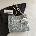 Borsa tote intrecciata a righe verdi e bianche con spalline bianche e ciondolo nuvola - Verde con Ciondolo