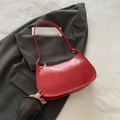 Borsa baguette rossa in pelle cerata con forma a mezzaluna e dettagli dorati - Rosso