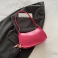 Elegante borsa a tracolla baguette rosso rosa in ecopelle con fibbie in metallo dorato - rosa acceso