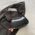 Borsa baguette plissettata nera lucida retrò con cerniera dorata e forma a luna - Nero