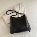 Bolso tote minimalista de cuero mate negro con logo ovalado y correas delgadas - Negro