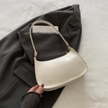 Minimalistische cremeweiße Halbmond-Schultertasche mit Retro-Kunstleder-Finish - Weiß