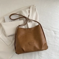 Bolso tote marrón vintage de cuero con logo grabado y correa larga al hombro de estilo retro - Marrón
