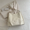 Elegante bolso tote beige con logo minimalista y acabado de cuero texturizado - Blanco