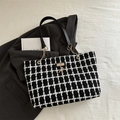 Bolso tote de tweed blanco y negro con correa de cuero y colgante de ciervo dorado - Negro