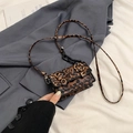 Mini-Umhängetasche mit Leopardenmuster, Doppelschnallen und mattschwarzer Kette - Braun