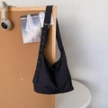 Sac hobo en jean noir avec œillets argentés et bandoulière réglable, style décontracté - Noir