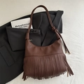 Borsa hobo in pelle testa di moro con nappine e tracolla con nodo decorativo - Marrone