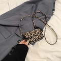 Mini-Umhängetasche mit Leopardenmuster Kunstfell-Textur und schwarzer Kette - Khaki