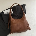 Borsa tote marrone testurizzata con lunghe frange e tracolla con nodo alla moda - Marrone