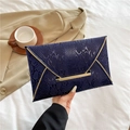 Pochette a busta blu scuro con stampa serpente e dettagli raffinati in metallo dorato - Blu