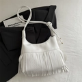 Borsa tote bianca in similpelle con lunghe frange e tracolla in corda con nodi - Bianco