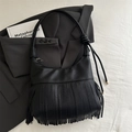 Borsa a tracolla nera a grana di litchi con frange lunghe e dettaglio tracolla annodata - Nero