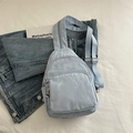 Elegante bolso de pecho azul claro con diseño plisado y doble cremallera ajustable - Azul